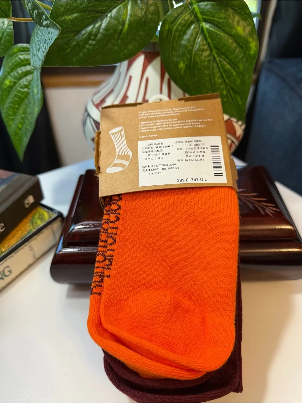 On Running Cloud Socks set of 2 Size Large in Bright Orange and Deep Burgundy